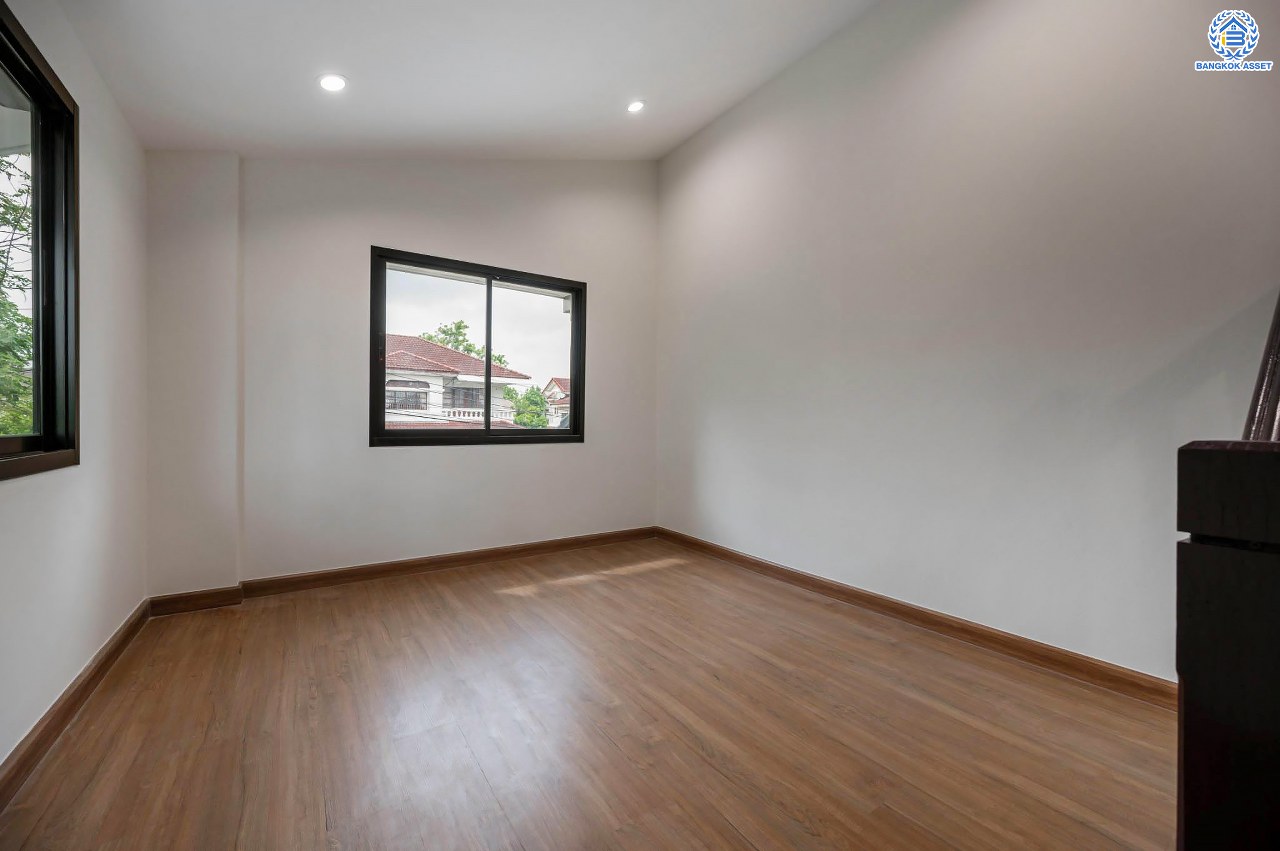 บ้านมือสองตกแต่งใหม่ คุณภาพแบรนด์ LH โครงการ ชลลดา บางบัวทอง เนื้อที่ 83 ตร.ว. ตกแต่งหรูหรา ฟังก์ชันจัดเต็ม 5 ห้องนอน 3 ห้องน้ำ จอดรถได้ 2 คัน พร้อม Facilities ครบ! บนทำเลคุณภาพ เชื่อมต่อได้หลายเส้นทาง ใกล้เซ็นทรัลเวสต์เกต และรถไฟฟ้า "สถานีบางพลู"